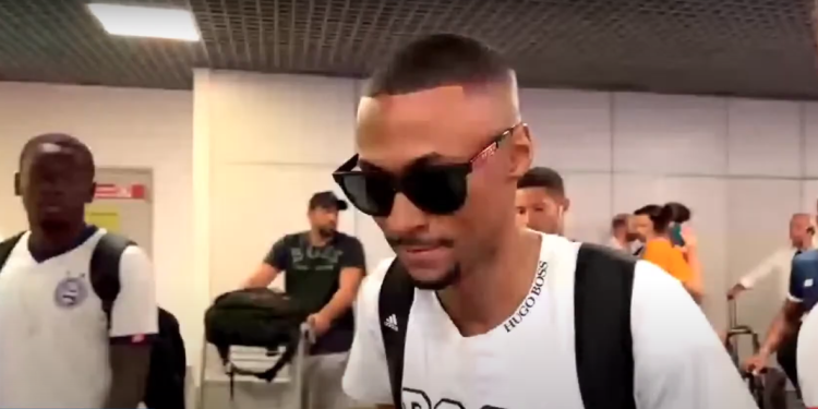 Novo reforço do Bahia, atacante Ademir desembarca em Salvador