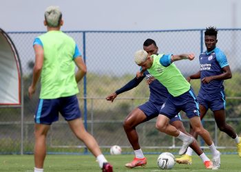 Renato Paiva comanda coletivo tático e realiza testes na equipe