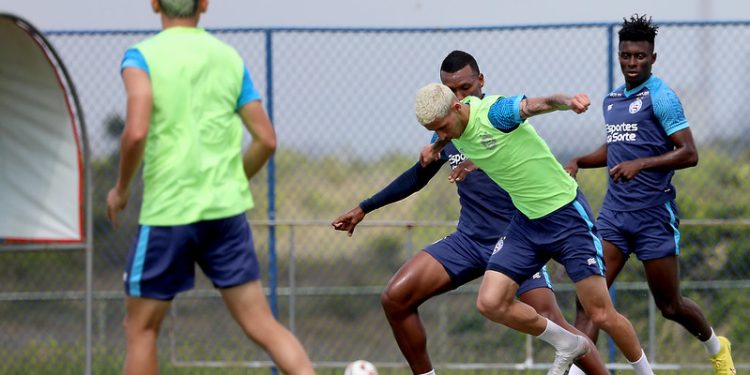 Renato Paiva comanda coletivo tático e realiza testes na equipe