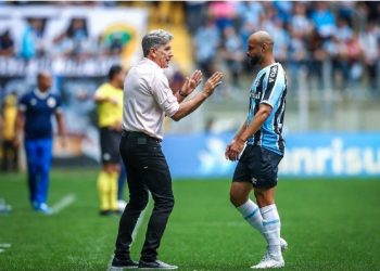 Técnico do Grêmio lamenta saída de Thaciano para o Bahia: ‘Estou triste e chateado com a sua saída’