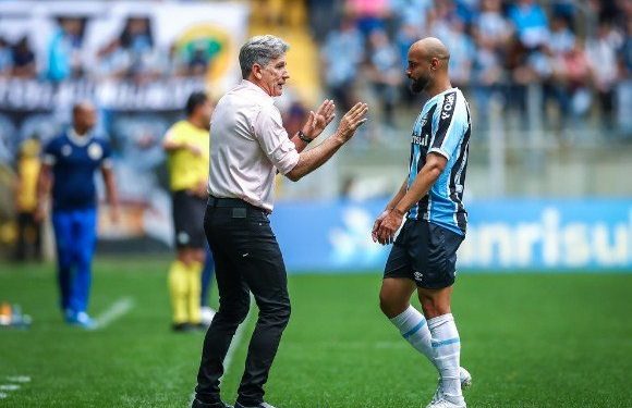Técnico do Grêmio lamenta saída de Thaciano para o Bahia: ‘Estou triste e chateado com a sua saída’