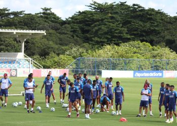 De olho no Botafogo, Renato Paiva comanda treino tático na Cidade Tricolor