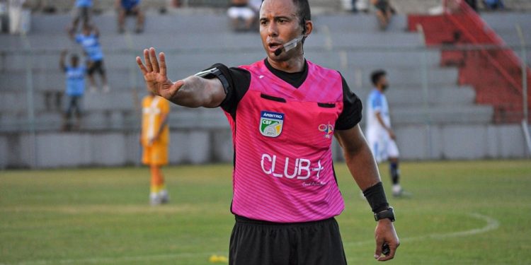 Maguielson Lima Barbosa apita jogo entre Bragantino e Bahia no estádio Nabi Abi Chedid