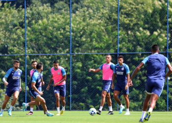 Renato Paiva realiza treinos táticos e técnicos na Cidade Tricolor visando jogo contra o Botafogo