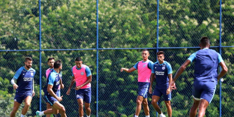 Renato Paiva realiza treinos táticos e técnicos na Cidade Tricolor visando jogo contra o Botafogo