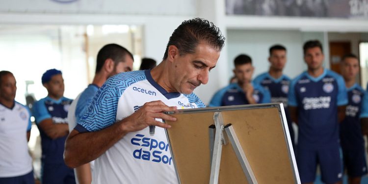 Rezende treina na zaga e Bahia terá novidades contra o Volta Redonda