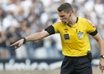 Apresentador da ESPN não perdoa atuação do árbitro de Bahia x Flamengo: ‘Pior que já vi’