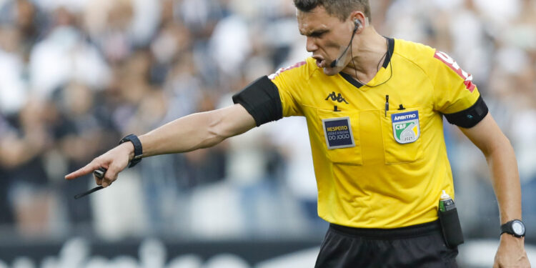 Apresentador da ESPN não perdoa atuação do árbitro de Bahia x Flamengo: ‘Pior que já vi’