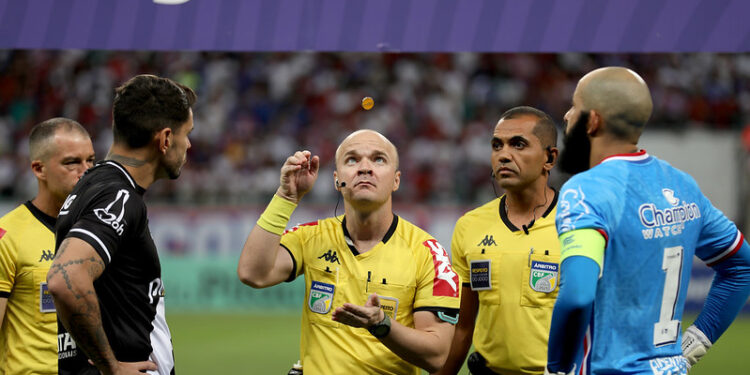 Bahia x Goiás: Dênis da Silva Ribeiro apita jogo na Fonte Nova