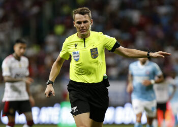 Em súmula, árbitro justifica expulsões do Bahia e relata arremesso de objetos em campo