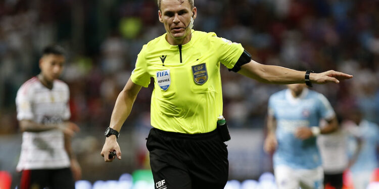 Em súmula, árbitro justifica expulsões do Bahia e relata arremesso de objetos em campo