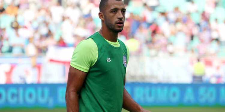 Zagueiro Vitor Hugo lamenta falha em gol do Goiás: ‘Peço desculpas. Erro meu, infantil’