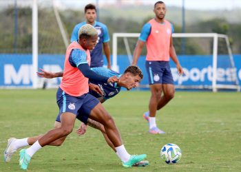 Renato Paiva comanda treino tático visando jogo contra o Grêmio