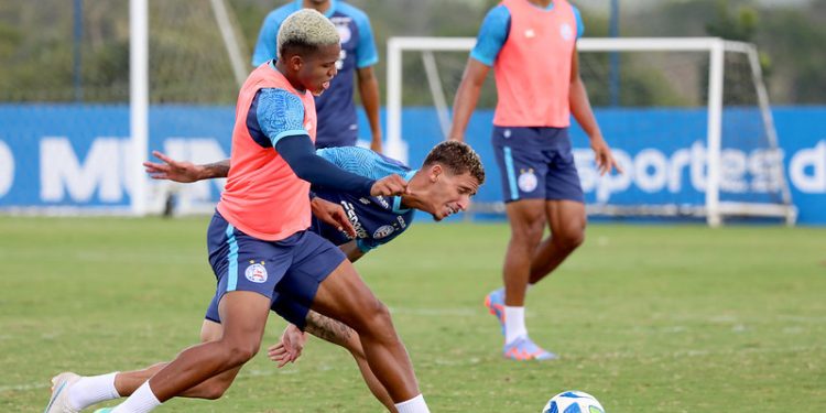 Renato Paiva comanda treino tático visando jogo contra o Grêmio