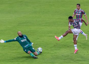 Com um a mais em campo, Bahia leva virada do Fluminense e perde por 2 a 1 no Maracanã
