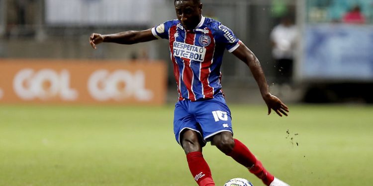 Lateral Ryan recebe terceiro cartão e não enfrenta o Palmeiras; Chávez volta ao time