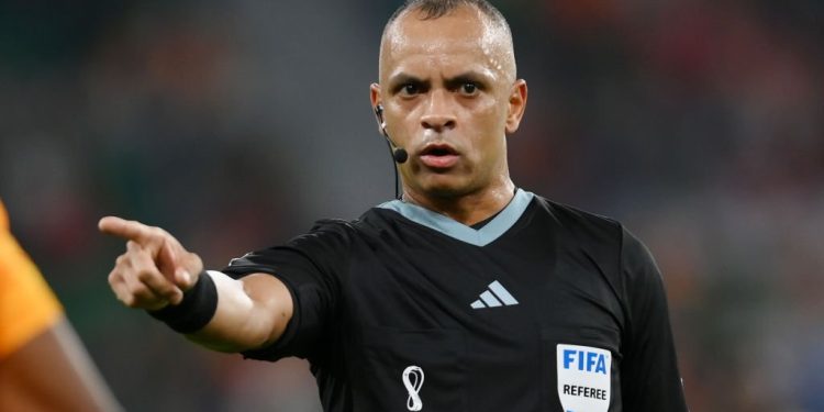 Wilton Pereira Sampaio apita jogo entre Bahia x Palmeiras na Fonte Nova