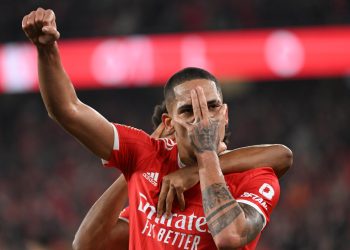 Lateral Gilberto chega a Salvador para assinar com o Bahia