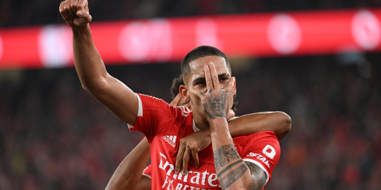 Lateral Gilberto chega a Salvador para assinar com o Bahia