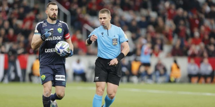 Bahia x RB Bragantino: Arthur Gomes Rabelo apita partida na Arena Fonte Nova