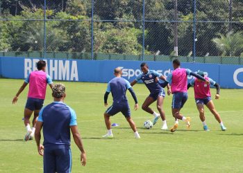 Com atenção nas finalizações, Paiva comanda treino técnico visando jogo contra o Botafogo