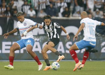 Com erros defensivos, Bahia é derrotado pelo Botafogo por 3 a 0 no Nilton Santos