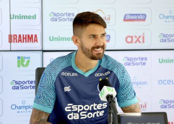 “Fiquei muito feliz com o gol, mas não estou satisfeito. Quero mais”, diz Everaldo em entrevista