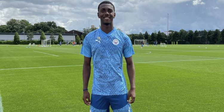 Jovem destaque da base do Bahia retorna ao Brasil depois de período de treinos na Europa