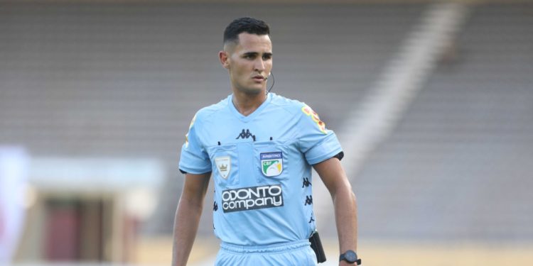 Matheus Delgado Candançan apita jogo entre Bahia x América-MG na Fonte Nova