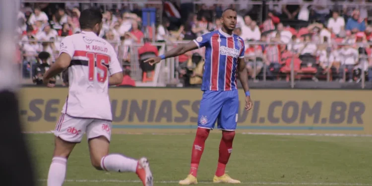 Raul Gustavo comemora retorno após cinco meses e analisa nova função como volante no Bahia