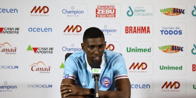 Rescisão de Kanu com o Botafogo é publicada no BID e zagueiro deve ser titular domingo