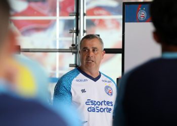 Ainda sem Ceni, Rogério Ferreira comanda treino tático na Cidade Tricolor