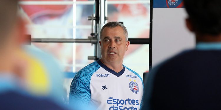 Ainda sem Ceni, Rogério Ferreira comanda treino tático na Cidade Tricolor