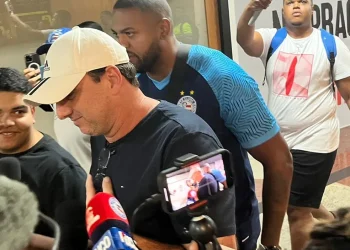 Rogério Ceni desembarca em Salvador, pede apoio da torcida e projeta “Bahia cada vez mais forte e vencedor”