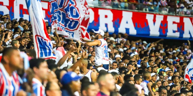 Show nas arquibancadas: apesar do empate, torcida tricolor lota Fonte Nova e conquista o segundo maior público do Bahia nesse Brasileirão
