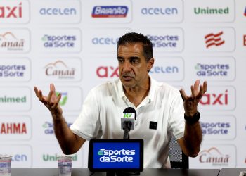 “Temos que trabalhar no que entendo ser os pecados da equipe”, diz Renato Paiva após empate contra o Vasco