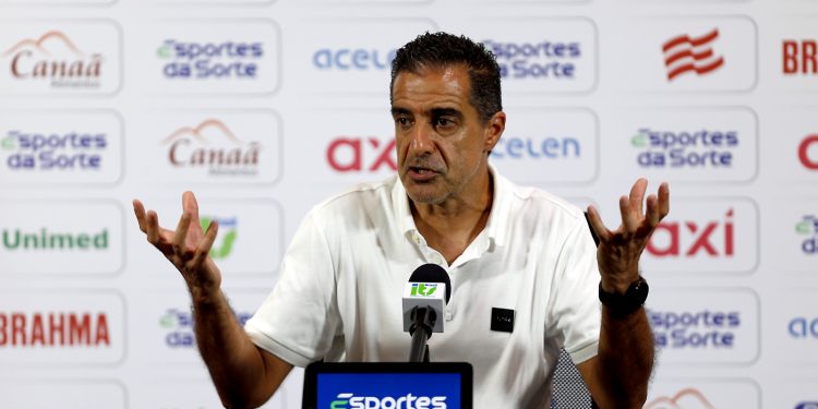 “Temos que trabalhar no que entendo ser os pecados da equipe”, diz Renato Paiva após empate contra o Vasco