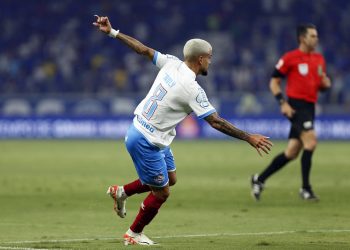 Desfalque contra o Palmeiras, Cauly retorna a Salvador para realizar exames