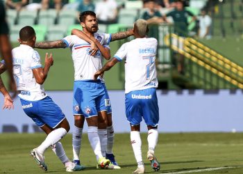 Em jogo emocionante, Bahia vence o Goiás de Virada por 6 a 4 e deixa a zona