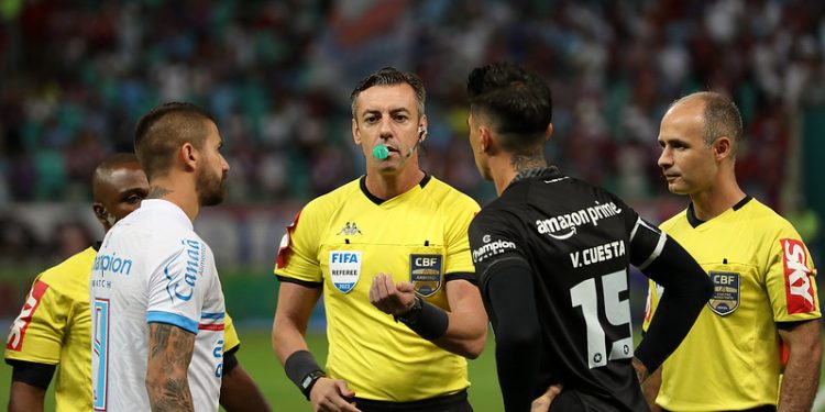 Raphael Claus é escalado para apitar Goiás x Bahia no Estádio da Serrinha