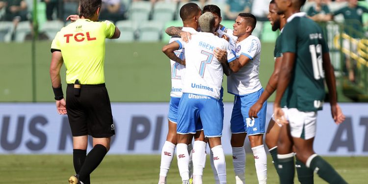 Triunfo do Bahia por 6 a 4 contra o Goiás se torna um dos jogos com mais gols na história do Brasileirão