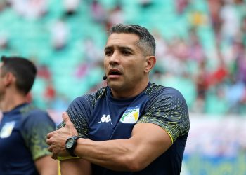 Felipe Fernandes de Lima apita jogo entre Bahia e Cuiabá na Arena Fonte Nova