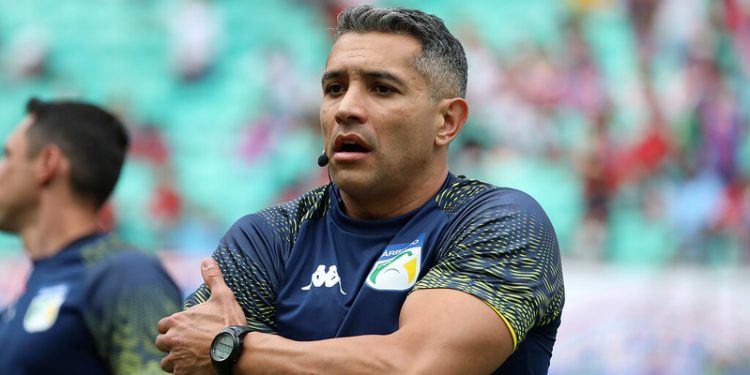 Felipe Fernandes de Lima apita jogo entre Bahia e Cuiabá na Arena Fonte Nova