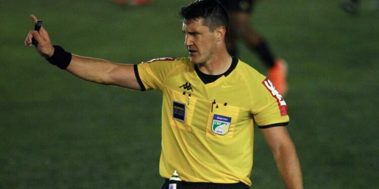 Rafael Rodrigo Klein apita jogo entre Bahia x Athletico-PR na Fonte Nova pela 34º rodada do Brasileirão