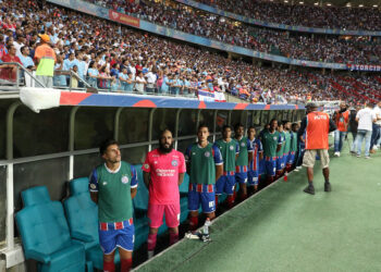 Repórter relata ‘deboche’ de jogadores do Bahia no banco de reservas durante partida contra o Cuiabá