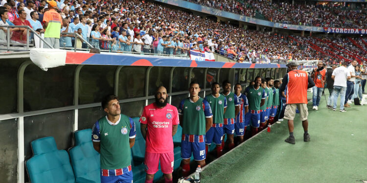 Repórter relata ‘deboche’ de jogadores do Bahia no banco de reservas durante partida contra o Cuiabá