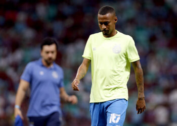 Ainda com dores no ombro, atacante Ademir é dúvida para enfrentar o América-MG