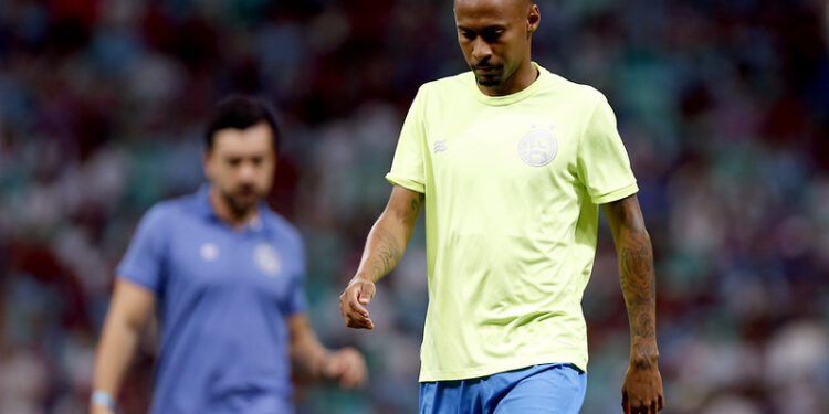 Ainda com dores no ombro, atacante Ademir é dúvida para enfrentar o América-MG