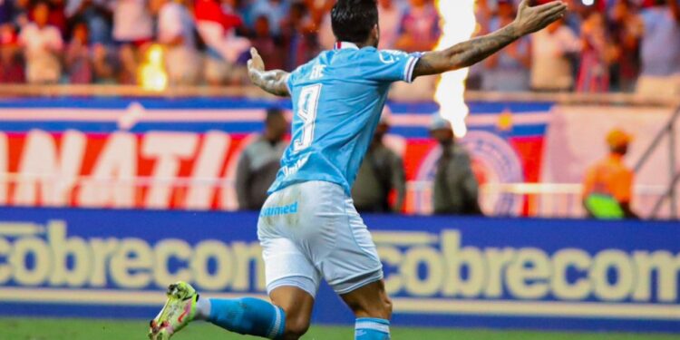 Everaldo balança as redes e atinge melhor marca da carreira