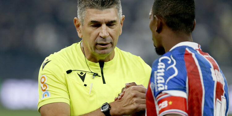 Marcelo de Lima Henrique apita América-MG x Bahia pela 37º rodada do Brasileirão